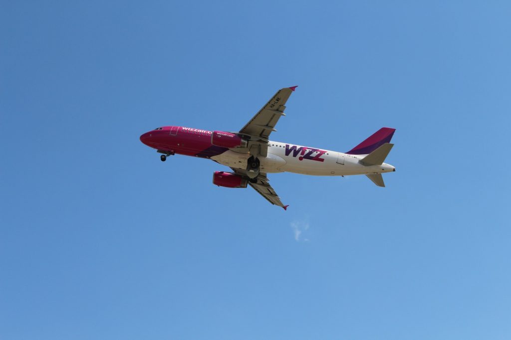 samolot WizzAir podczas lotu na tle nieba