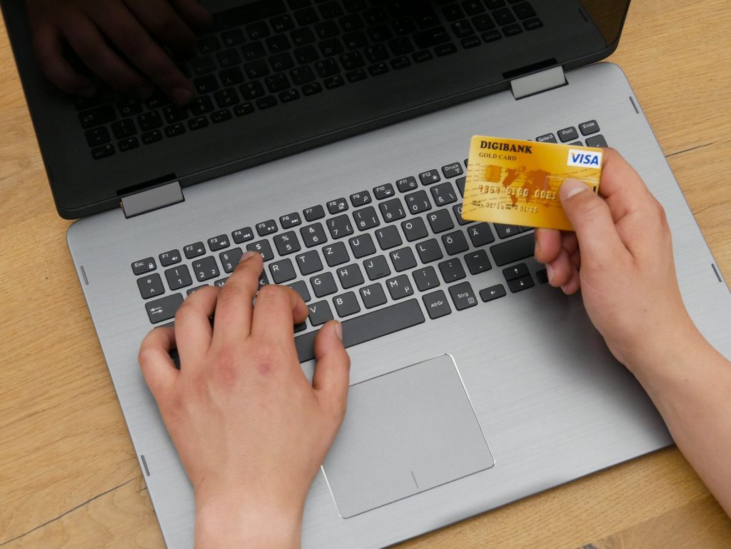 karta kredytowa i komputer