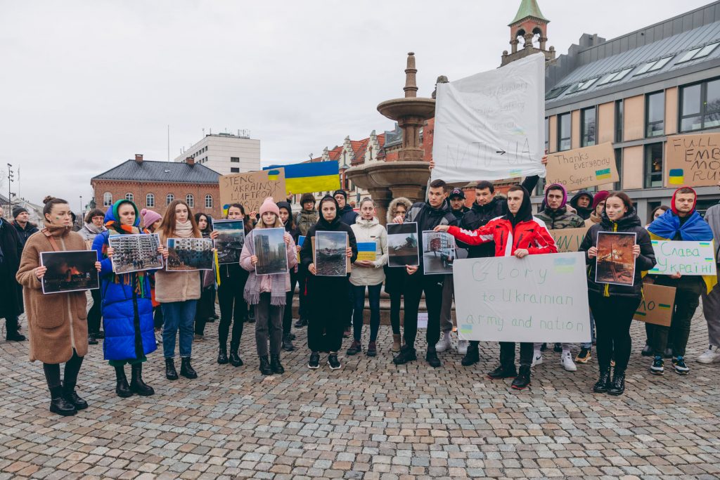manifestacja poparcia dla Ukrainy na Torvet w Kristiansand