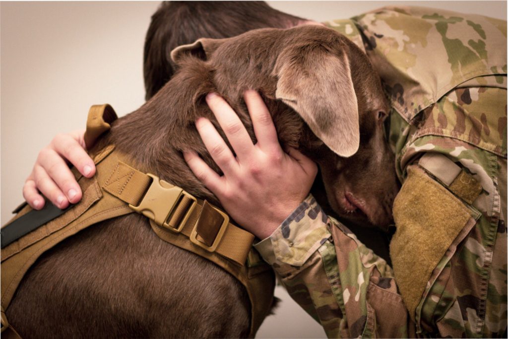 żołnierz przytulający psa