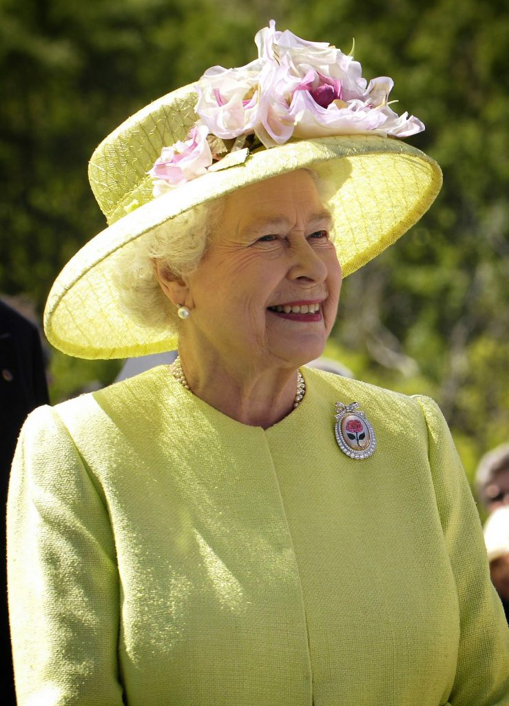 Królowa Elżbieta II w żółtym kostiumie i kapeluszu