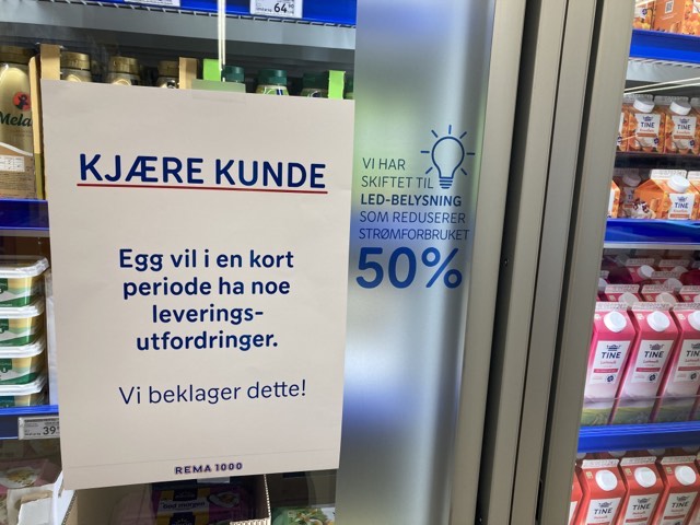 Plakat informujący o trudnościach w dostawach jaj w sklepie Rema 1000.