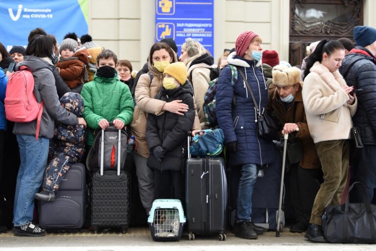Ukraińscy uchodżcy na stacji kolejowej we Lwowie, w oczekiwaniu na ocziąg do Polski.