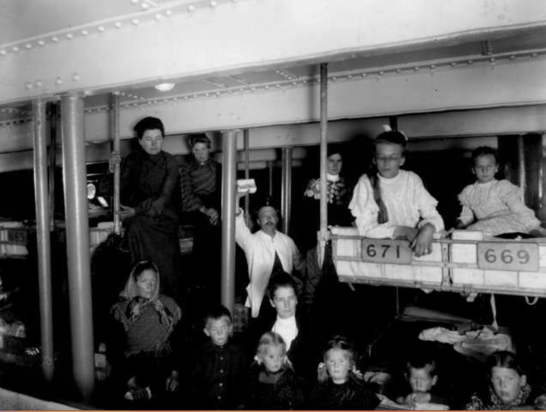 Czarno białe zdjęcie przedstawiające Norwegów emigrujących do USA na pokładzie parowca St Olav