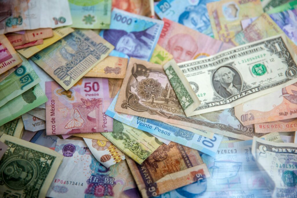 Banknoty różnych krajów.