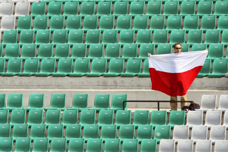 Kibic trzyma polską flagę narodową, gdy Polska gra z Singapurem w meczu kwalifikacyjnym mężczyzn do Igrzysk Olimpijskich w Londynie w 2012 r. Kibic trzyma polską flagę narodową, gdy Polska gra z Singapurem w meczu kwalifikacyjnym mężczyzn do Igrzysk Olimpijskich w Londynie w 2012 r. w New Delhi, 22 lutego 2012 r.