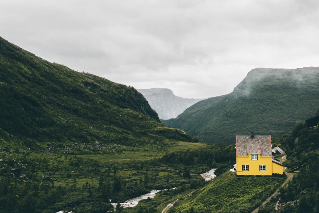 Flåm. Żółty dom na zboczu fiordu